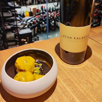 La Tavina Bar - Restaurante | Cata Bodegas Valdelana cata-juan valdelana. Tinto. Maridaje-albóndigas de pollo al curry. La Tavina. Calle Laurel-Logroño.