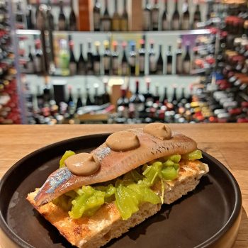 La Tavina Bar - Restaurante | Cata Bodegas Orube Cata-La Tavina. bodegas orube. tosta de sardina, pimiento verde y salsa de ajo negro.. Calle Laurel-Logroño